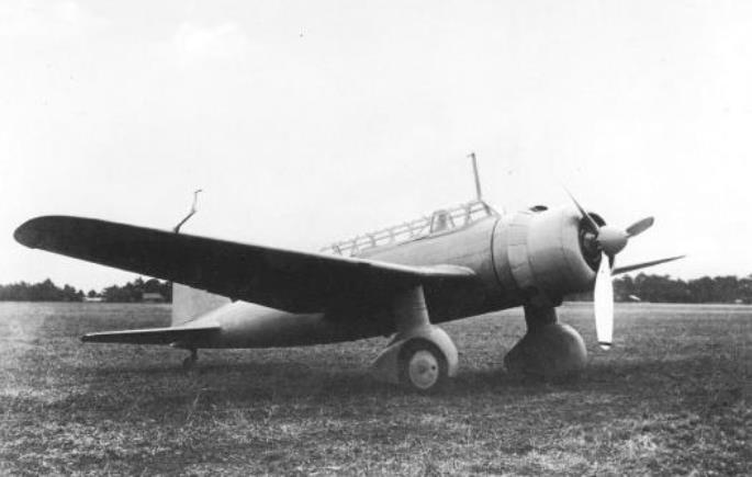  p>九七式俯冲轰炸机(日文:九七式轻爆击机)又名ki-30,它和另一种九八