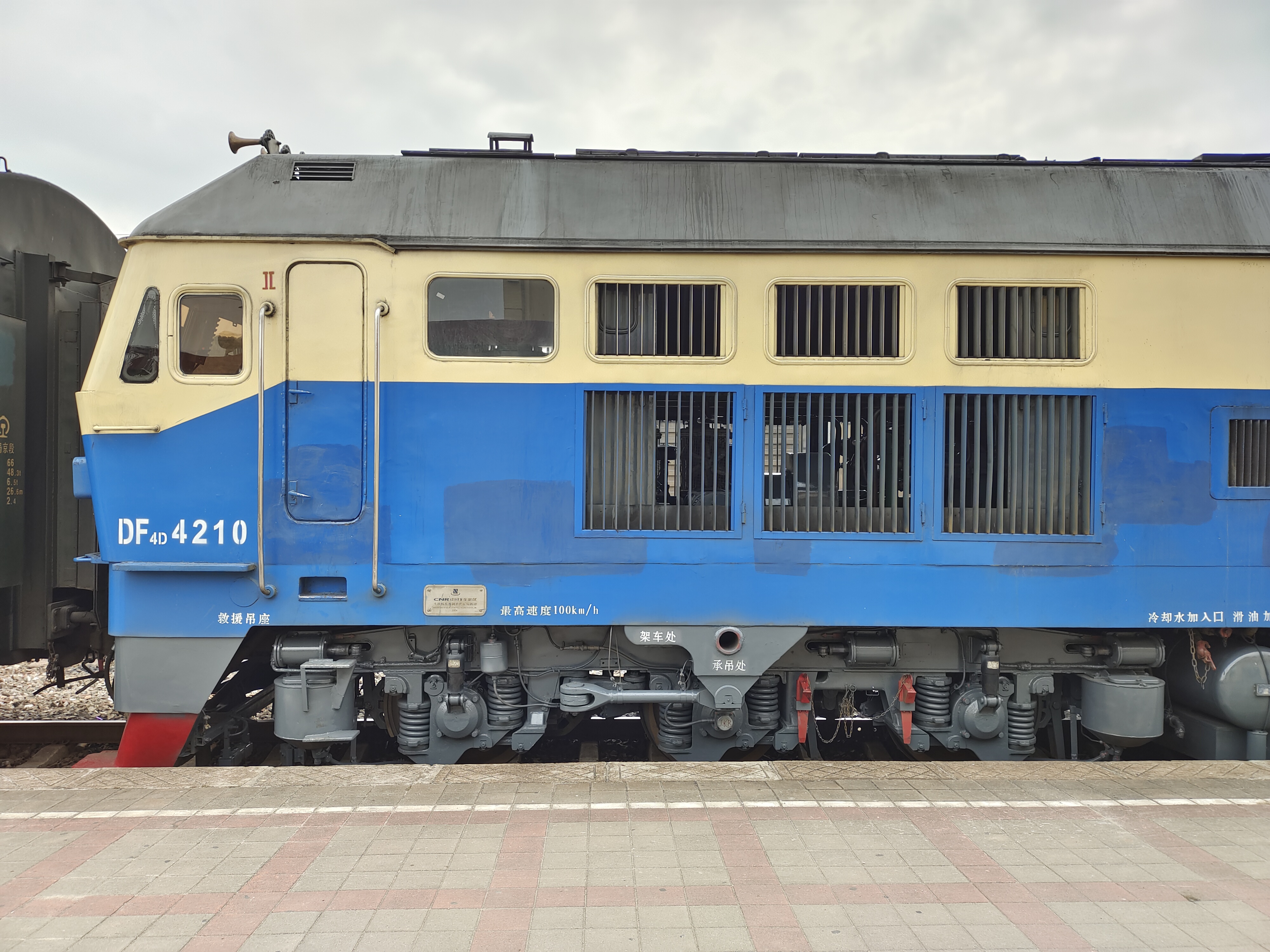 是指在铁路轨道上行驶的车辆,通常由多节 a target="_blank"