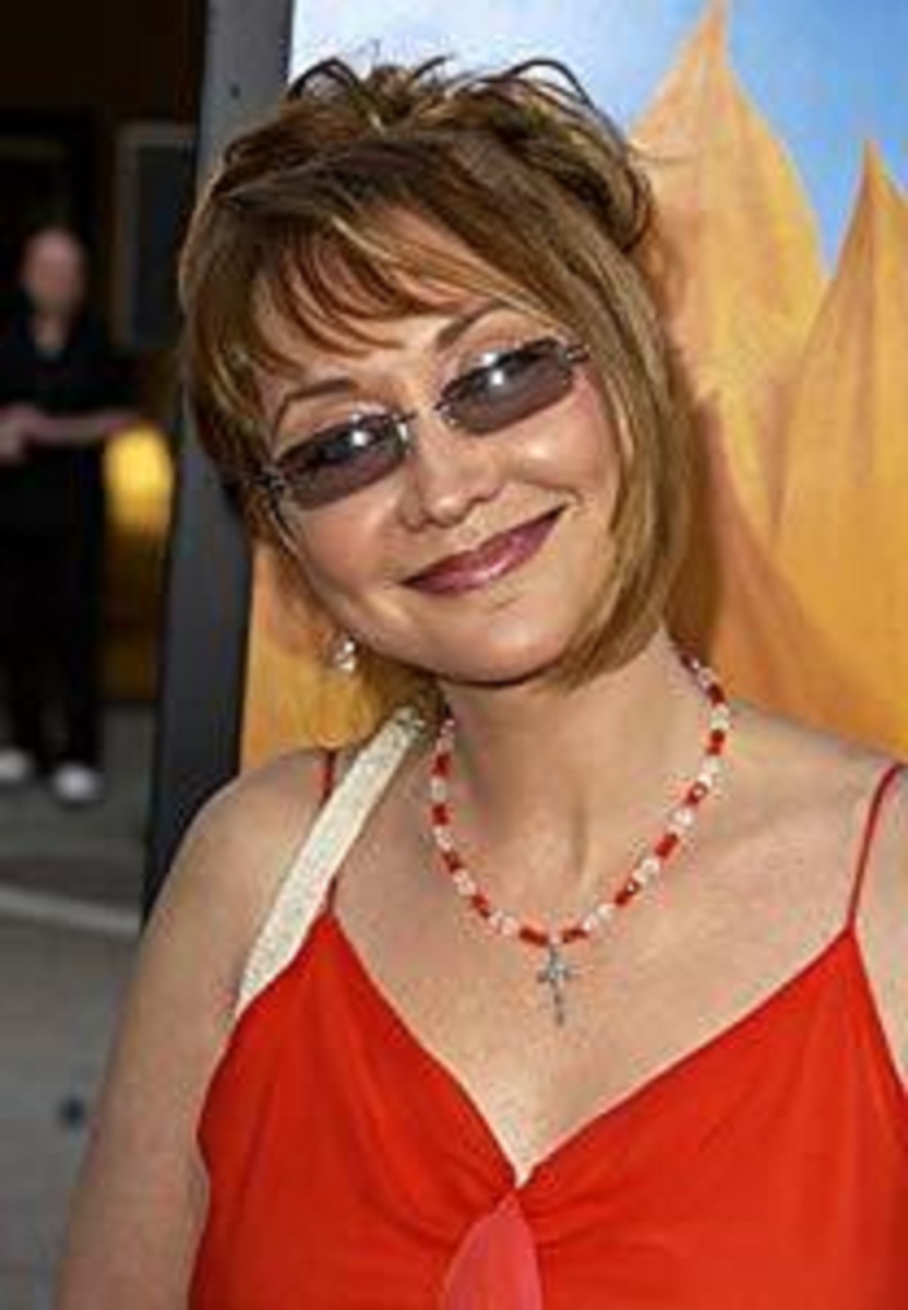  p>pam tillis,是一位乡村女歌手,她的音域很宽,她在歌曲中的颤音和更