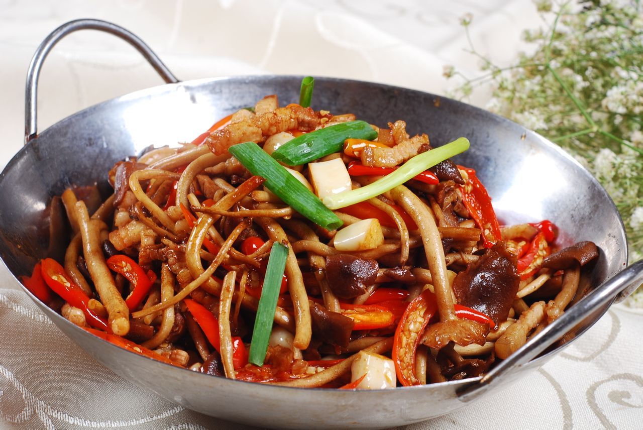  p>干锅腊肉茶树是由茶树菇,腊肉等作为主要食材,姜蒜,豆豉花椒,干