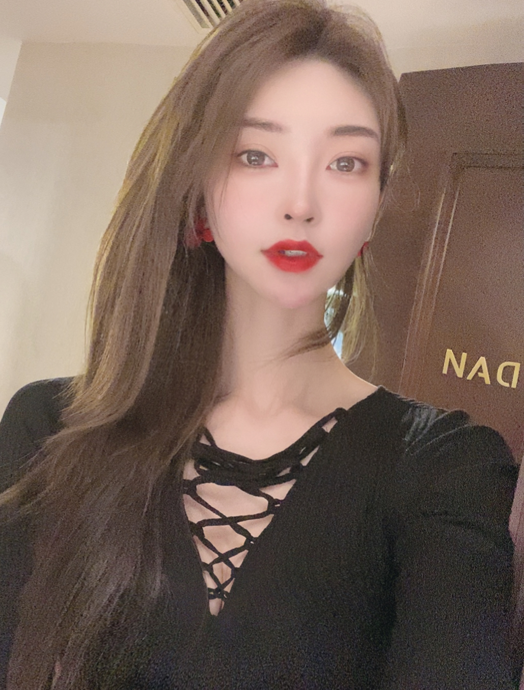 2016年,在优酷主持《疯狂的主播》与《和女神约会吧》节目.