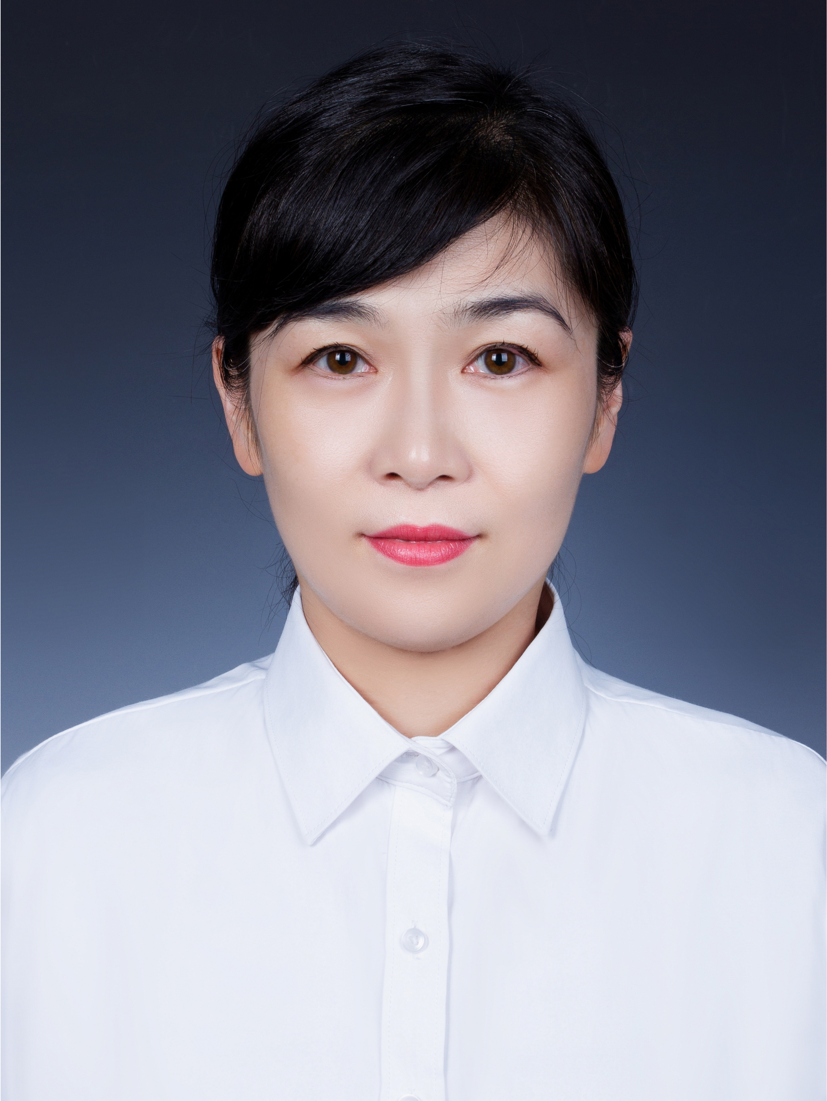 王露,女,汉族,19