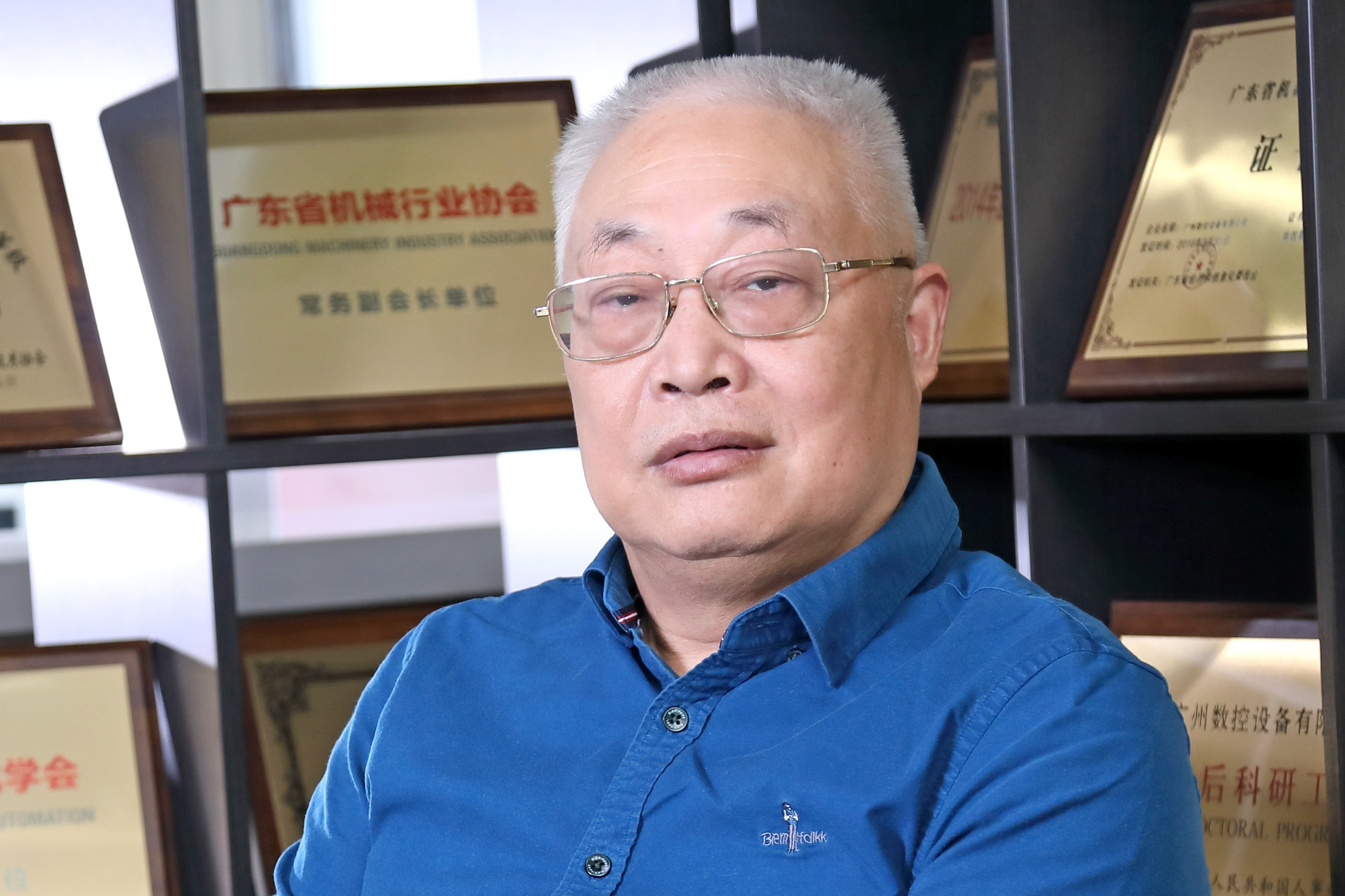 硕士,博士毕业于<a target="