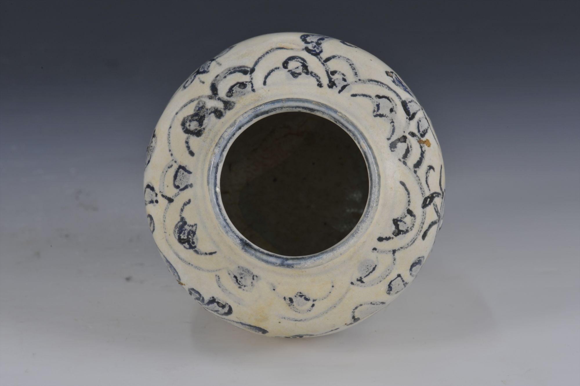 明代青花花鸟纹瓷盖罐