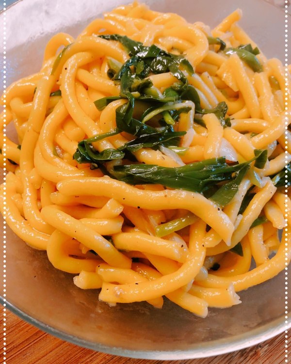  p>在丹东炒叉子最具特色的就是在秋季丹东特有的黄蚬子收获时,用黄