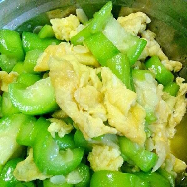  p>丝瓜鸡蛋是一道菜品,制作原料主要有丝瓜,鸡蛋等,口味鲜美,营养