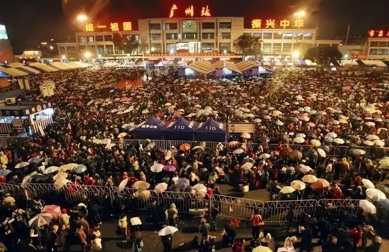 08年大雪灾：千万人滞留车站，数百城镇断电，把我国逼成基建狂魔_百科TA说