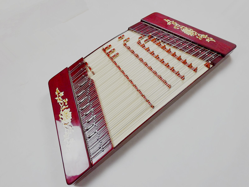  p>扬琴,又称洋琴,打琴,铜丝琴,扇面琴,蝙蝠琴,蝴蝶琴,击弦乐器.