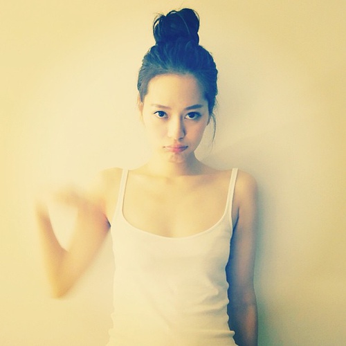  p>钟浠文,英文名zelia,昵称"鬼",中国香港模特,曾与明星周柏豪,林峰