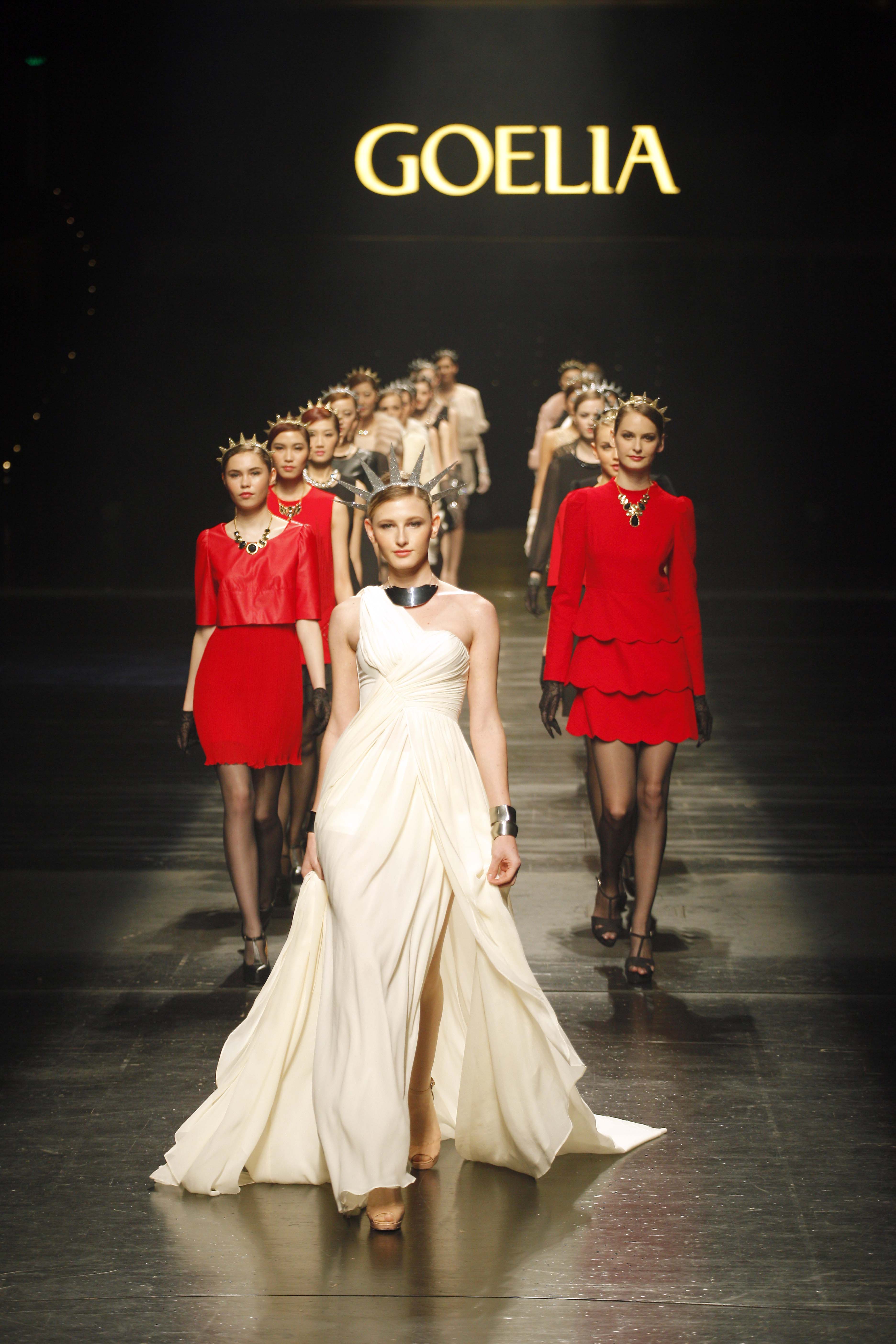  p>时装,指款式新颖而富有时代感的服装.