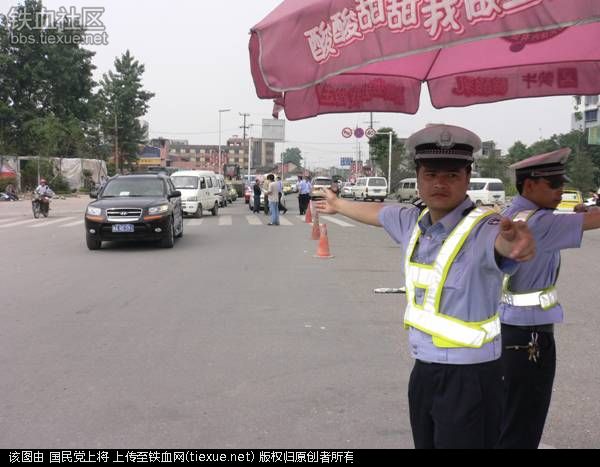  p>杨占彪,绵竹市公安局交警大队副大队长,当他的儿子被废墟掩埋以及