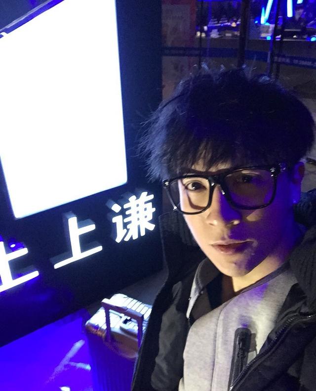 薛之谦节目摔话筒背后：合伙开店有钱任性，T恤卖400一件_百科TA说