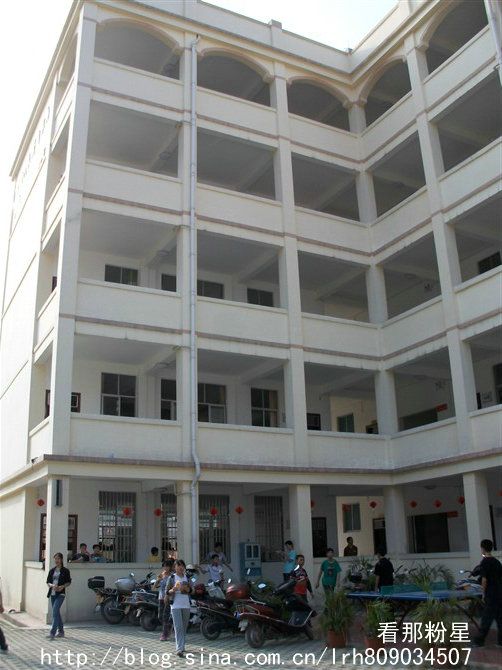 a>垂直管理的一所全日制普通初级中学,坐落于风景优美的城西公园恫噜