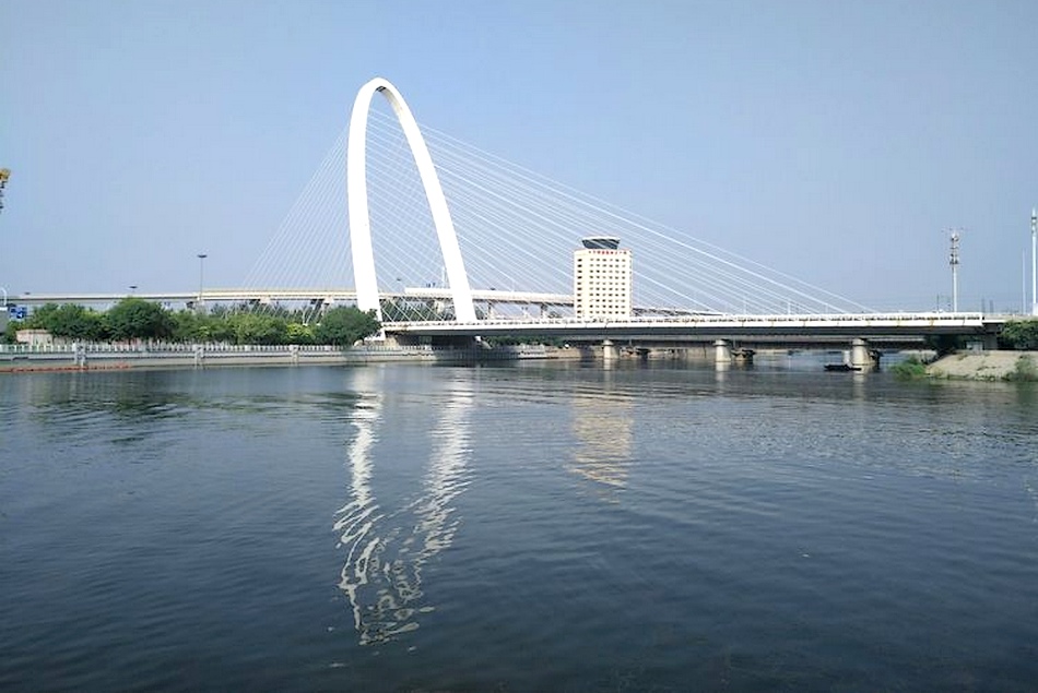  p>耳闸,全称新开河耳闸枢纽,位于天津市市区海河分洪道新开河上游