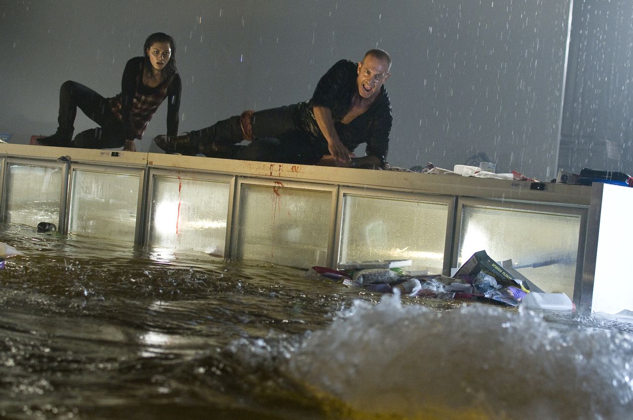  p>《大海啸之鲨口逃生》是由云南电影集团有限责任公司,北京光线影业