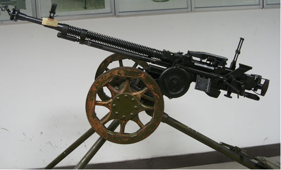 英等国称为"中型机枪",是装配有固定枪架,能长时间连续射击的机枪