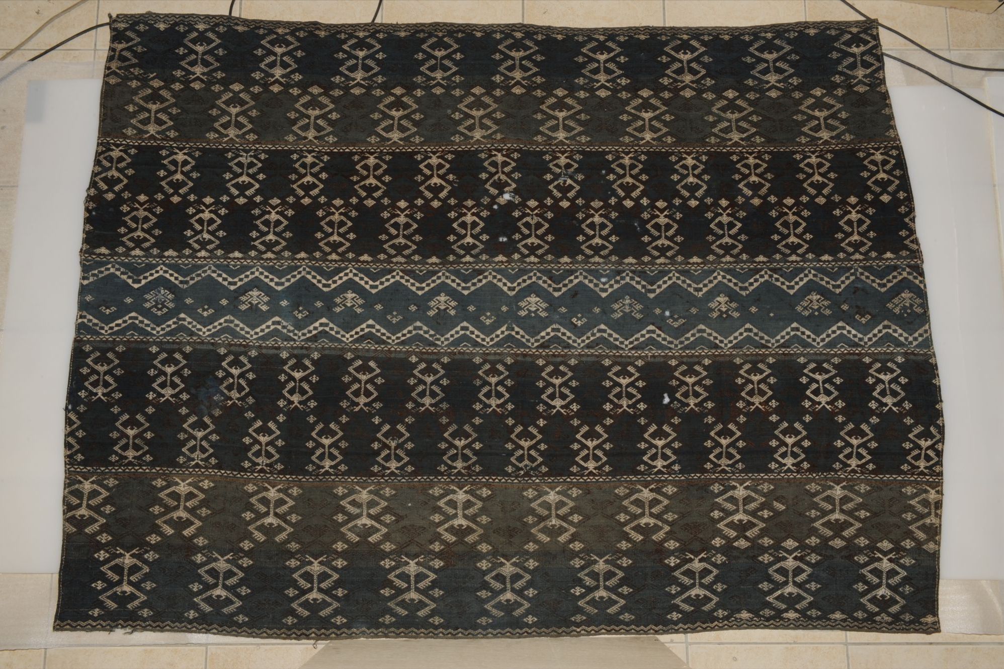 清代黎族人形纹龙被