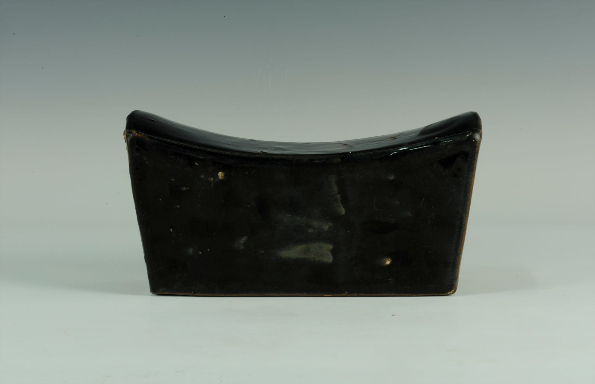 清代晚期镂空黑釉瓷枕