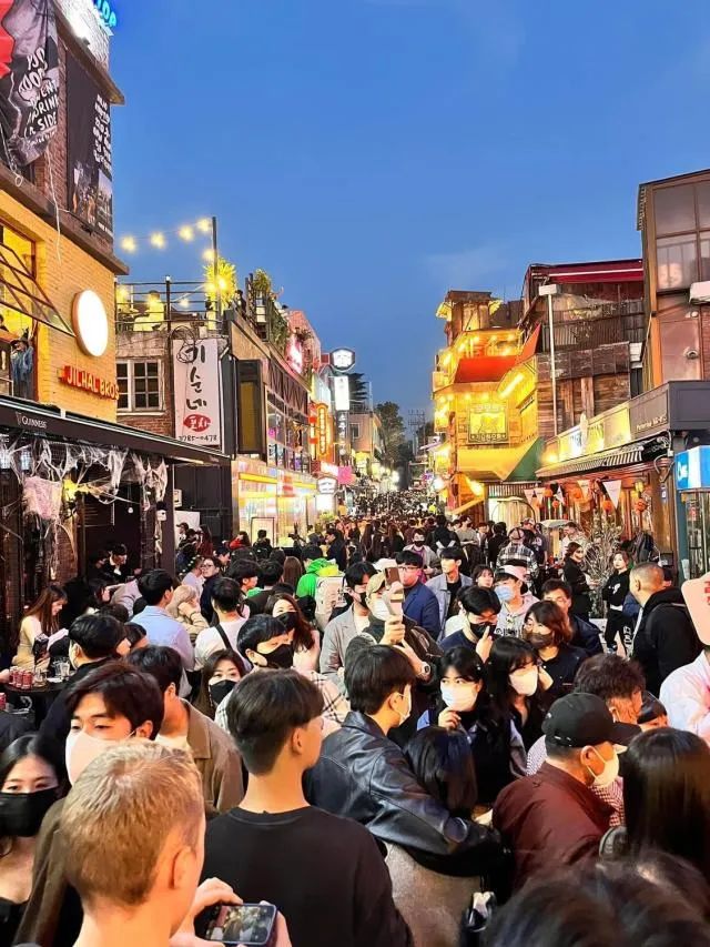 一夜之间，梨泰院从潮流时髦地标变成噩梦_百科TA说