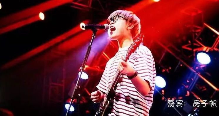  p data-id="2i1isdyqbyg">《坠》是房子帆原创的歌曲,由房子帆填词