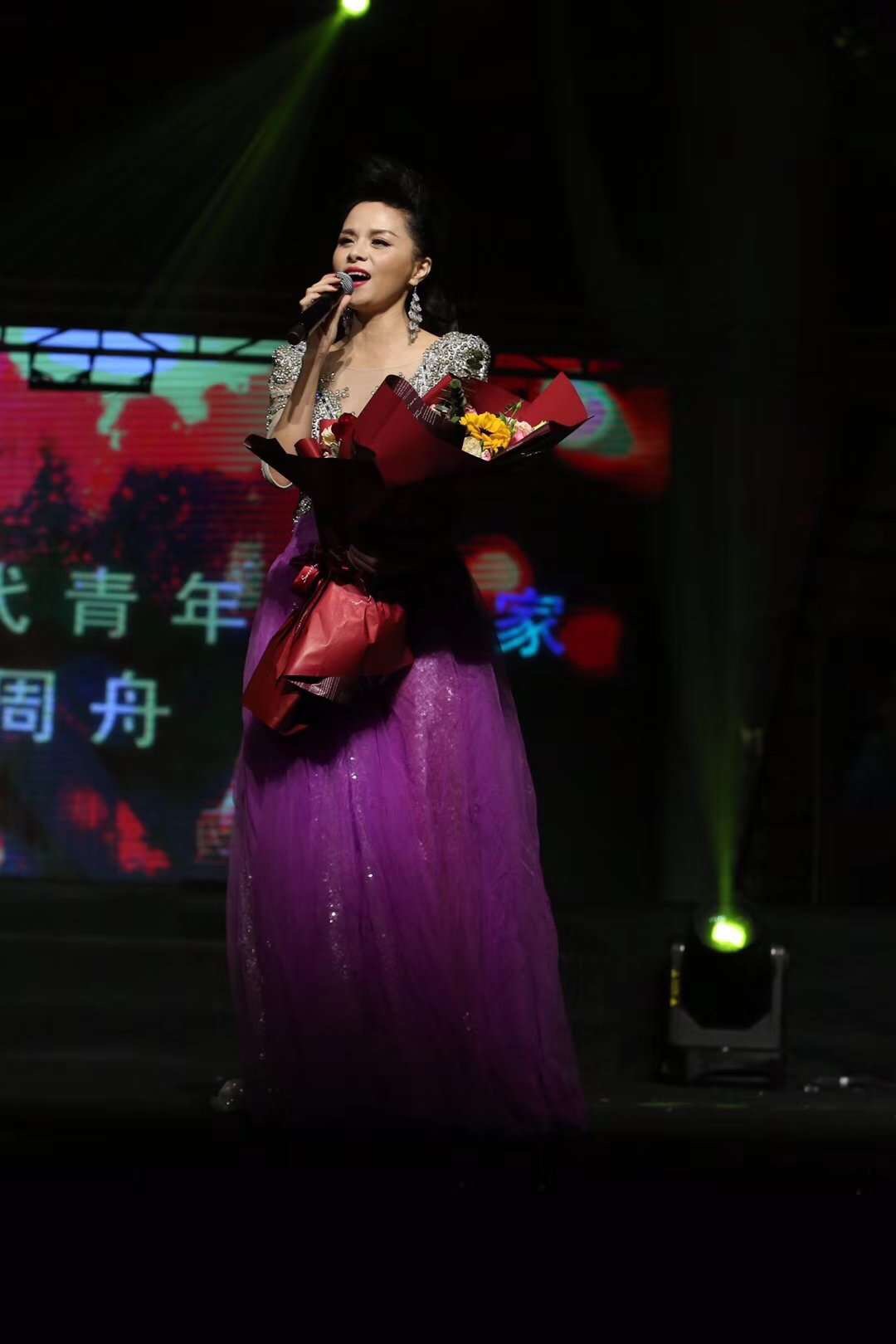  p>周舟,华语女歌手,阎维文民族声乐大师班"阎师高徒".