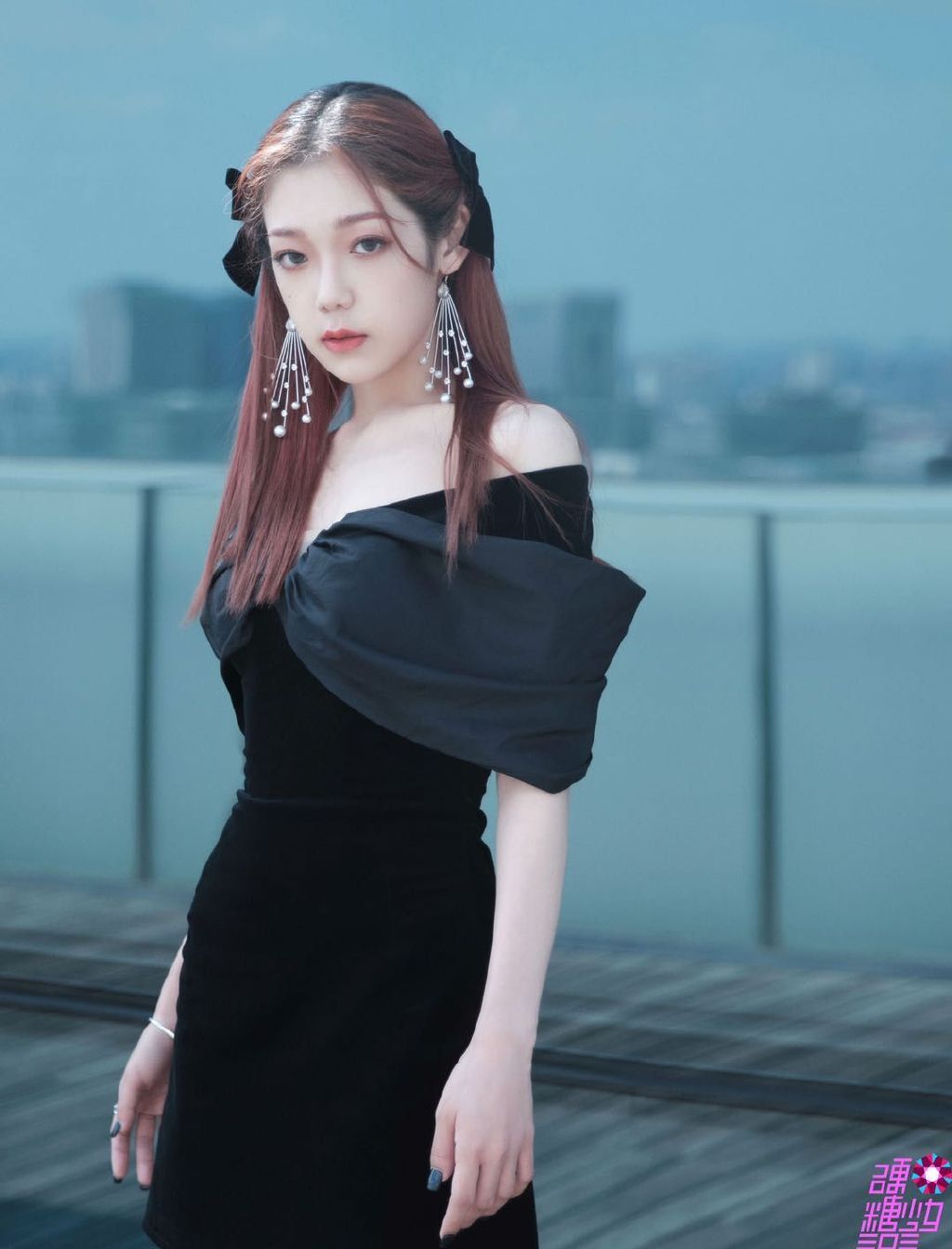 g),1998年7月31日出生于北京市,中国内地流行乐女歌手,女子演唱组合 a