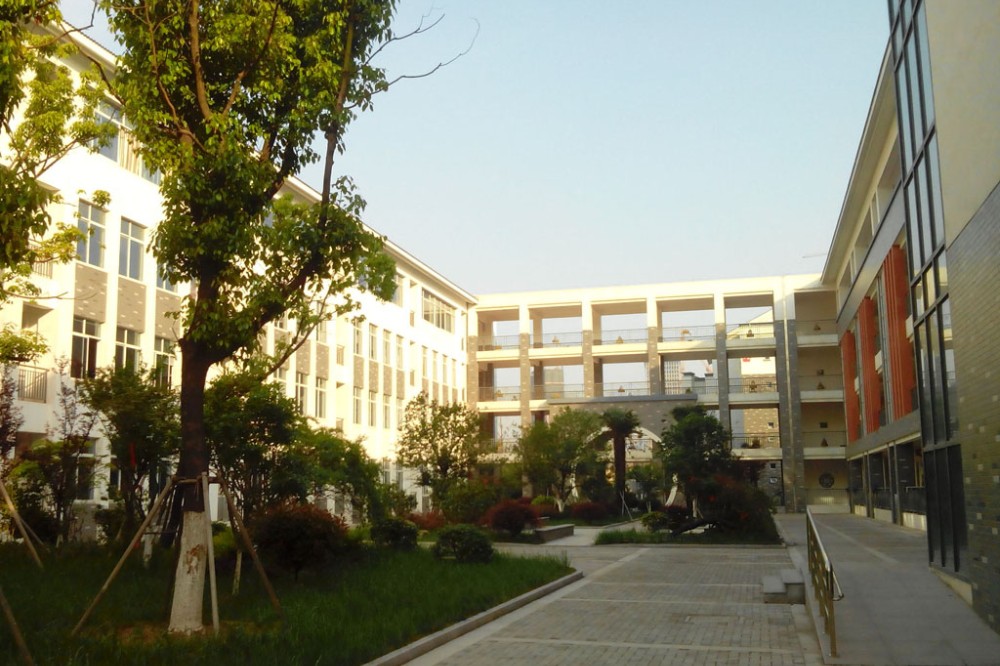 张家港市崇真中学