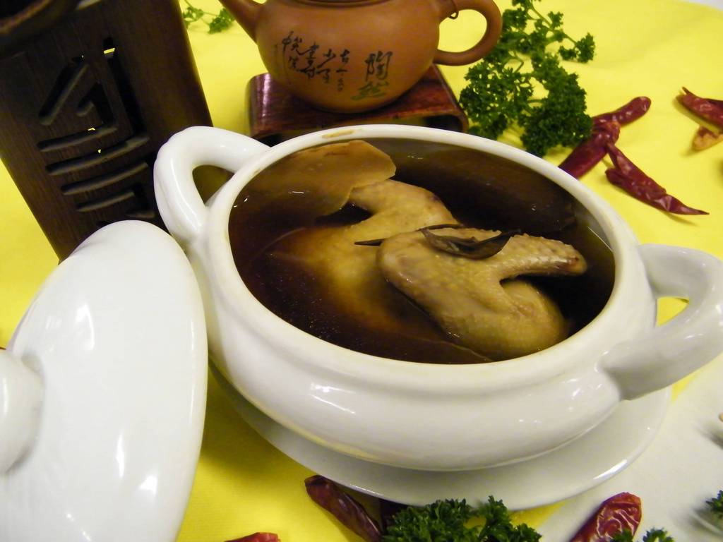  p data-id="gnbb9ezxqz">天麻蒸乳鸽是以天麻,乳鸽为主料制作的药膳