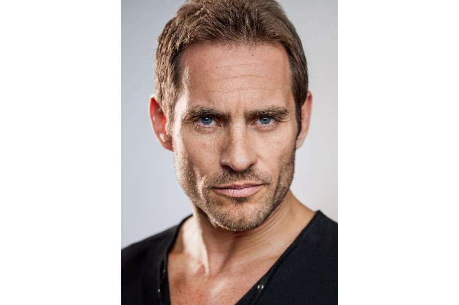  p>马克·奥尼尔,演员,主要作品有《幽冥》. /p>