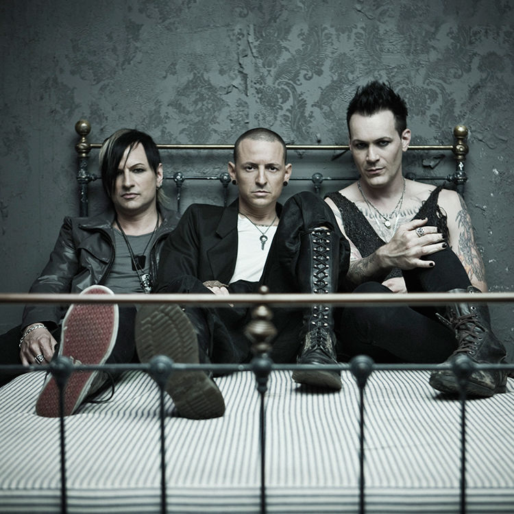  p>《in the darkness》是由dead by sunrise演唱的一首歌曲,收录于