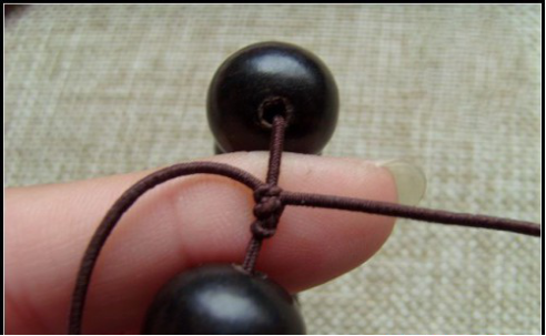 单根塑料线串珠收尾如何打结牢固 - 知晓星球