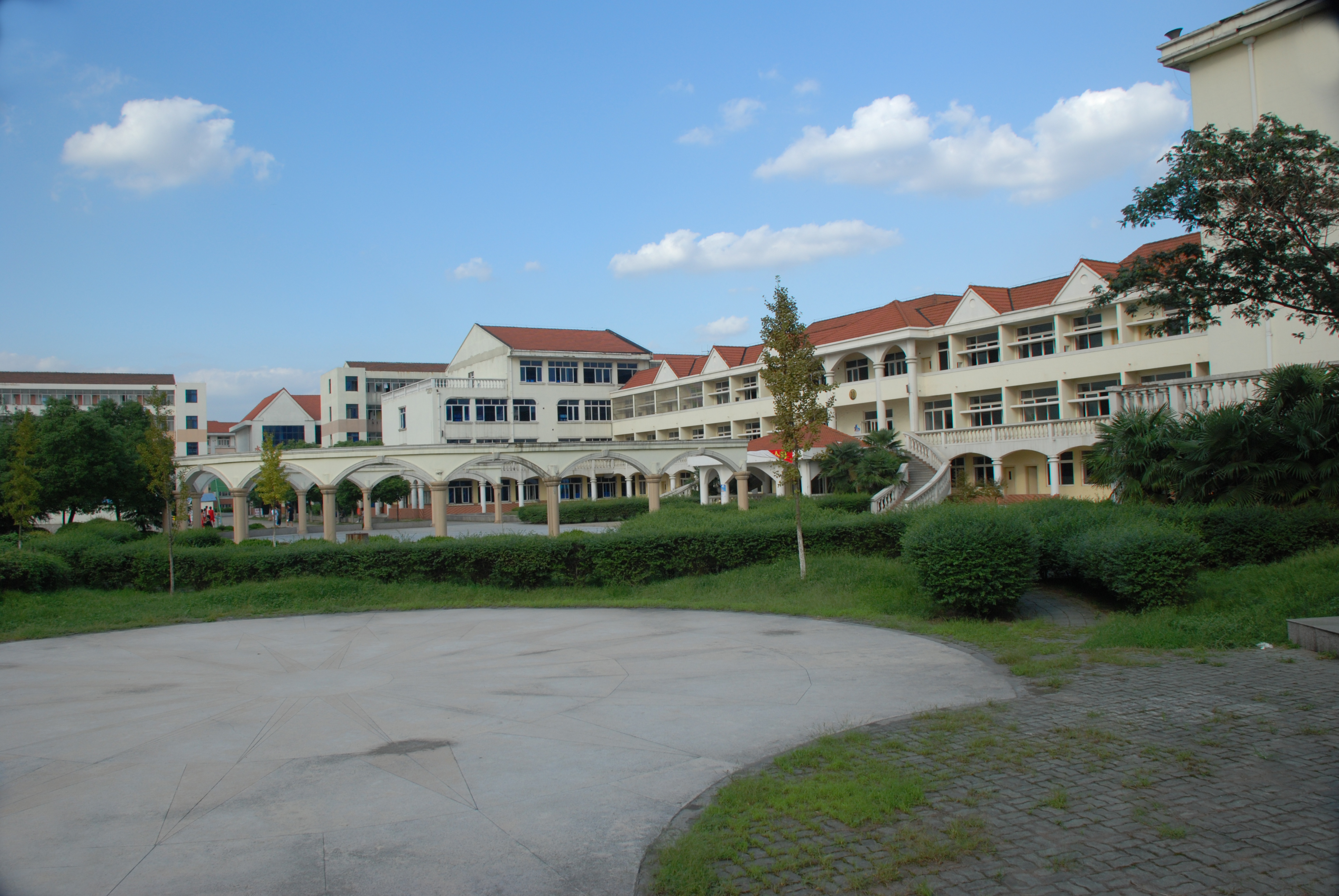  p>江阴职业技术学院是江阴一所公办全日制普通高校,设有电子信息工程