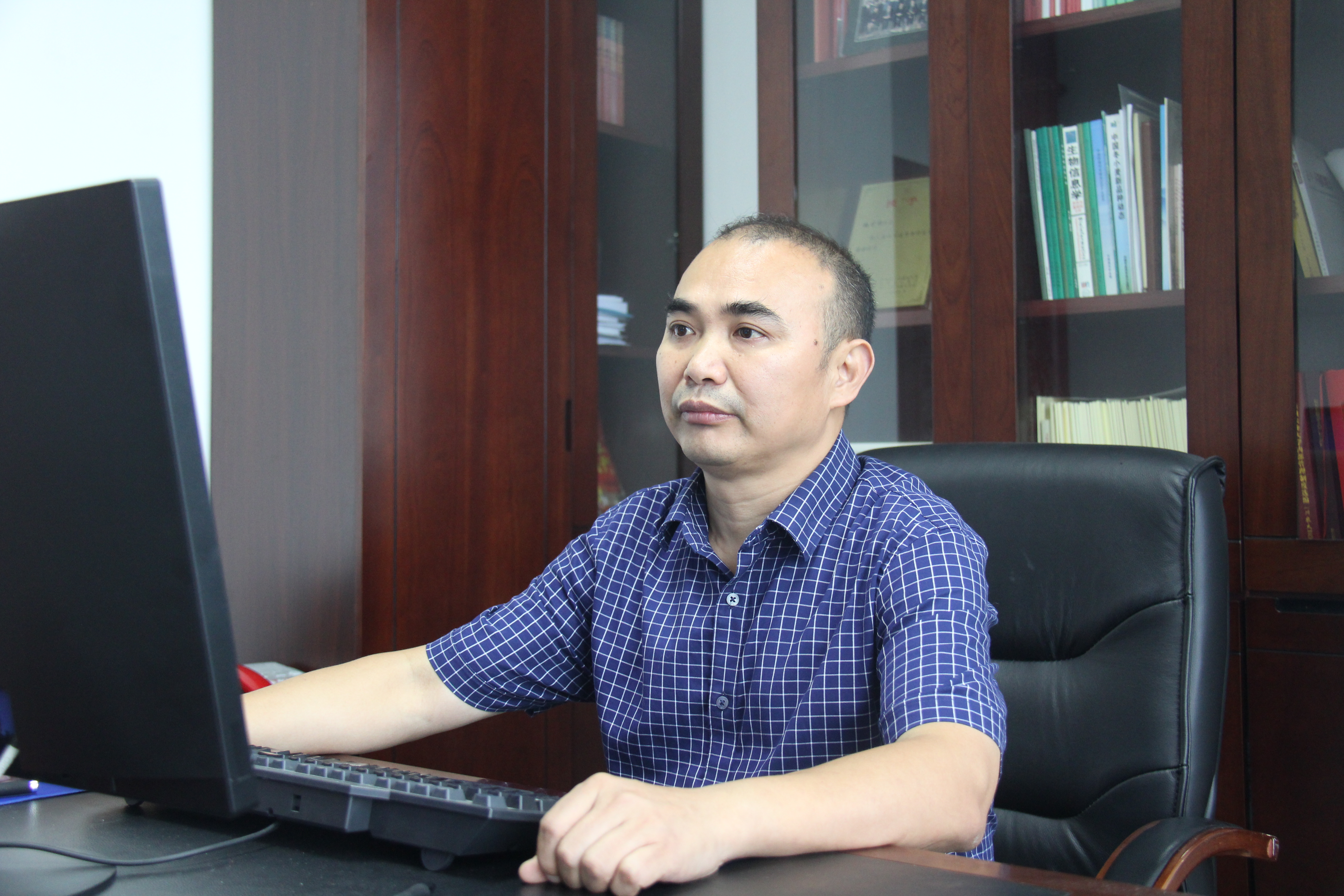 现任四川农业大学小麦研究所所长,全国百篇优秀博士学位论文获得者