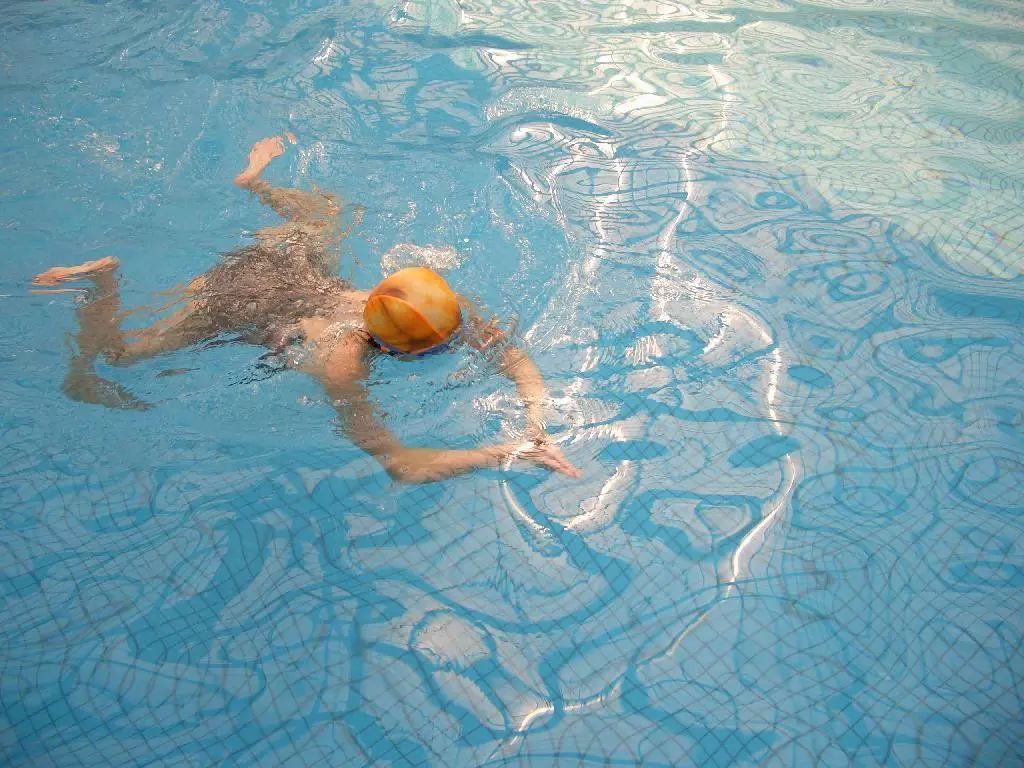 波式蛙泳是以臂,胸背,腰腹,臀,大腿,小腿,脚掌动作配合使身体形成"