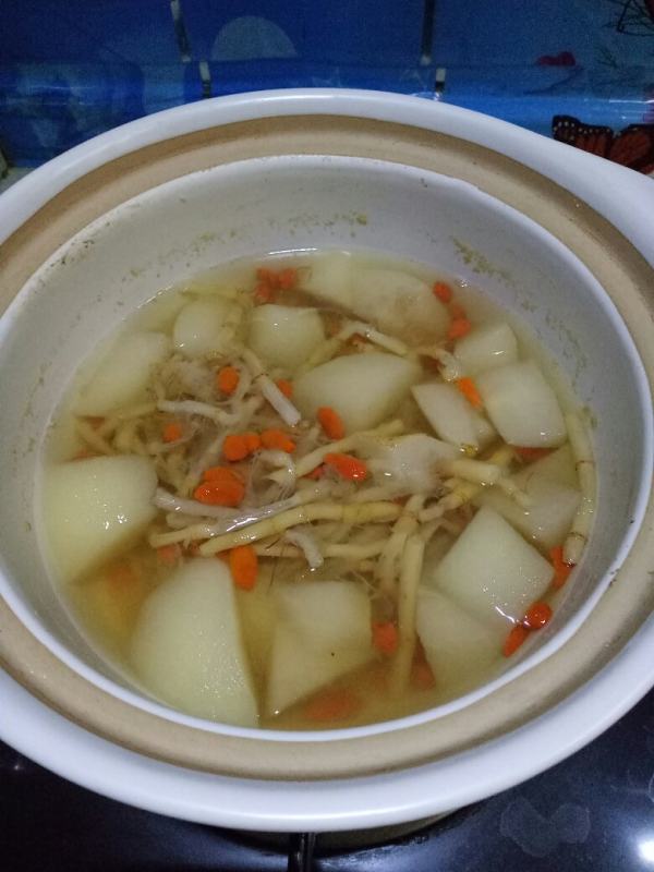  p>鱼腥草炖雪梨是一道由鱼腥草和雪梨为主要材料做成的菜品,属于汤.