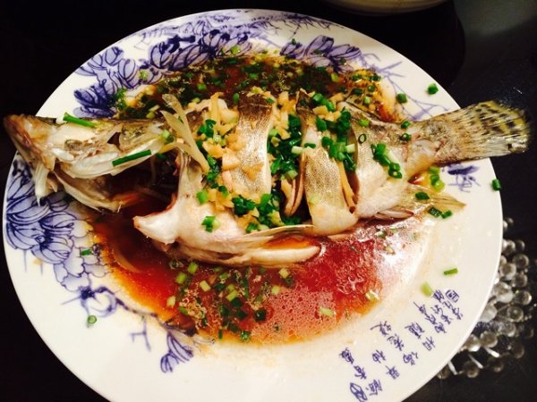  p data-id="gnwrrhfili">葱油鱼皮是一道老少皆宜的菜肴,主要原料是