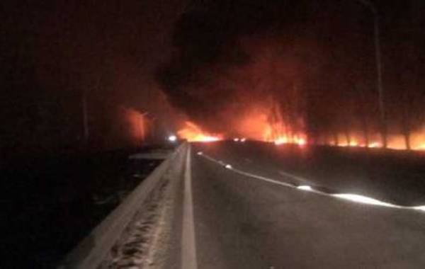 在济阳220国道,一辆载有33吨柴油的油罐车和一辆铲车追尾,柴油泄露并