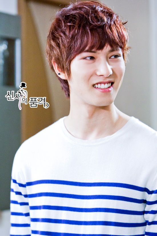  p>李宗泫,1990年5月15日出生于韩国釜山,歌手,音乐制作人,演员,原