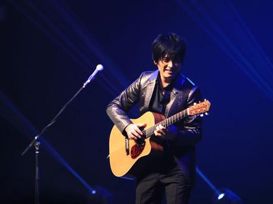 是日本新生代的吉他演奏家,指弹吉他大师