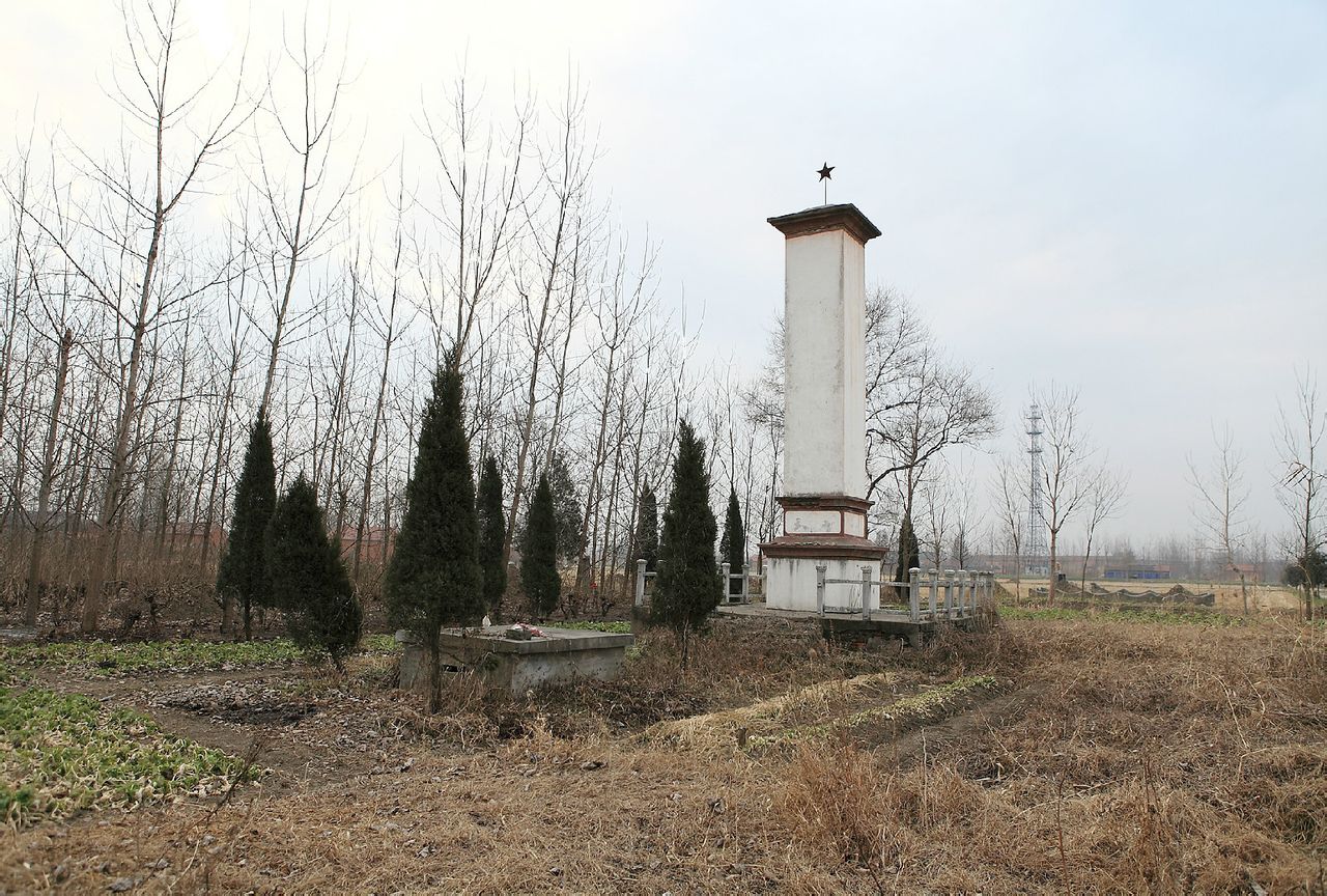  p>辛庄革命烈士纪念塔,位于建湖县辛庄乡,1970年10月建成,塔基呈正