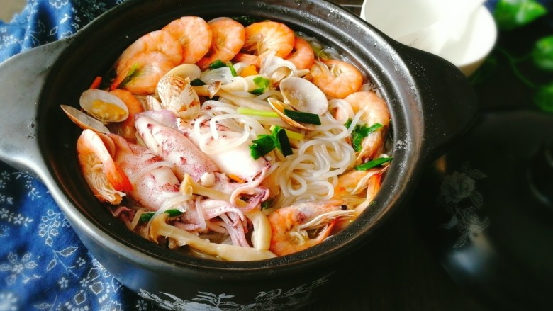  p data-id="go1o7qjyq2">海鲜粉丝汤是一道广东沿海地区居民常常食用