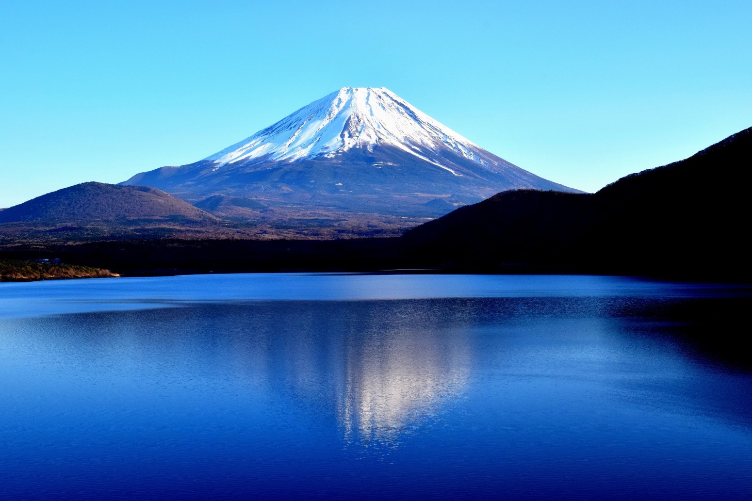 北岸是观赏富士山的绝佳观景点,从这里拍摄的风景被用于1000日元纸币