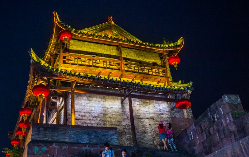  p>凤凰古城景点,是 a target="_blank" href="/item/国家历史文化