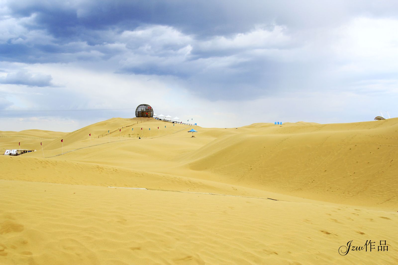  p>响沙湾于1984年1月被开辟为旅游景点,1991年被国家旅游局列为国线