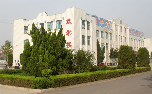 p>德州市实验中学创建于1997年2月,是一所市属重点中学,市级文明单位