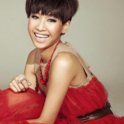  p data-id="go0cwgynd2">邓颖芝,中国香港女歌手,学生时期就曾获校内