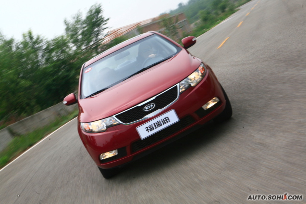  p>起亚福瑞迪是起亚新一代全球战略车型,起亚福瑞迪(forte)是起亚