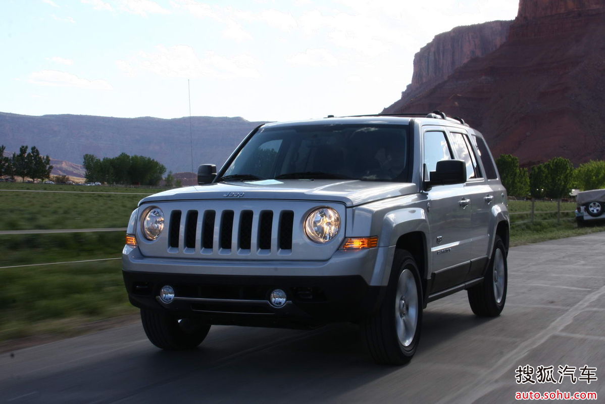  p>自由客指的是jeep品牌旗下一款偏重公路性能的城市型suv,同时也