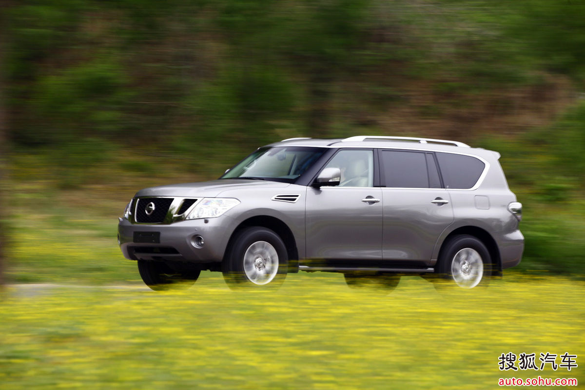 在保留硬派越野车风格的同时,引入诸多时尚流行元素以及科技元素.