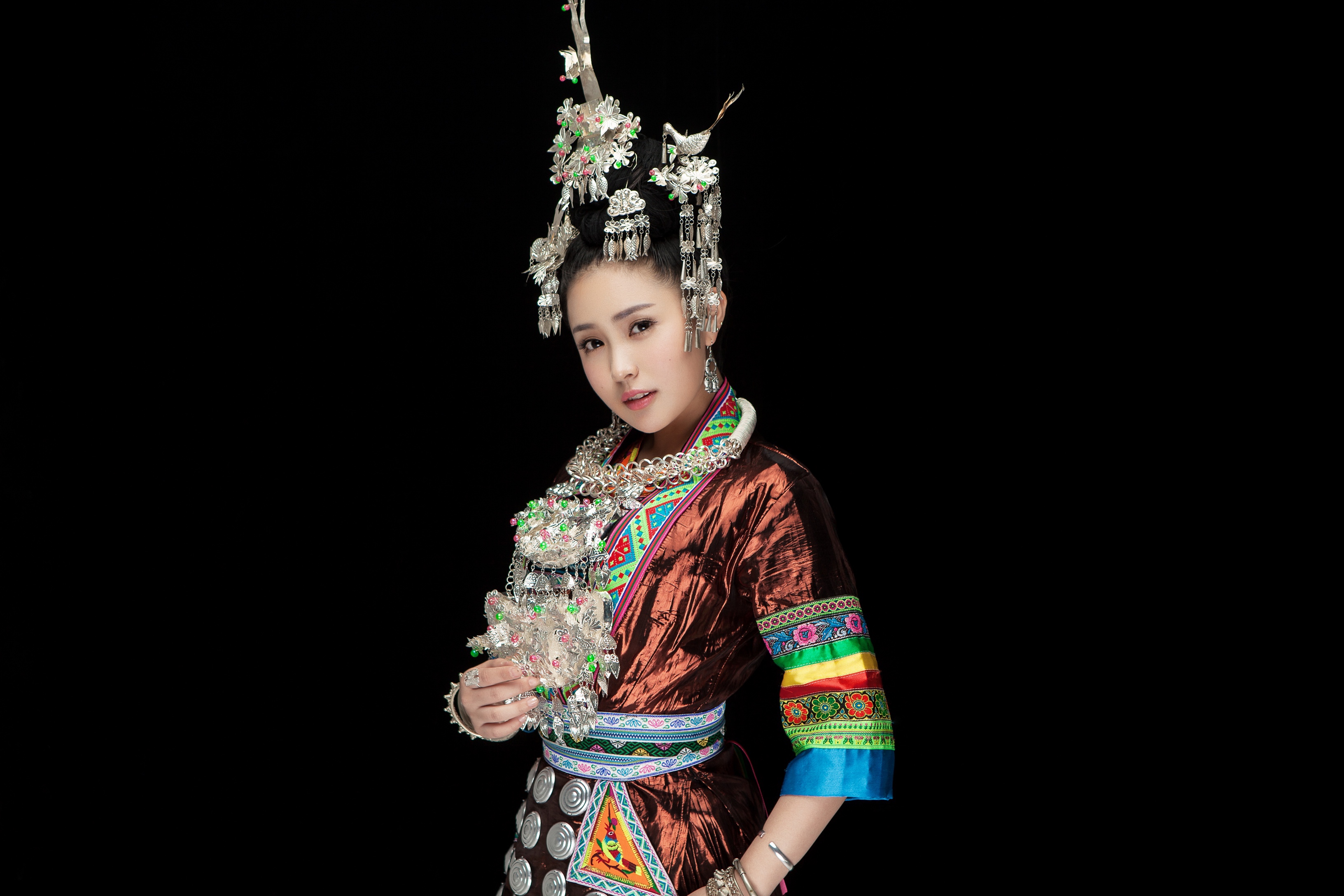  p data-id="gnzd3jvfjr">王馨, a target="_blank" href="/item/侗族